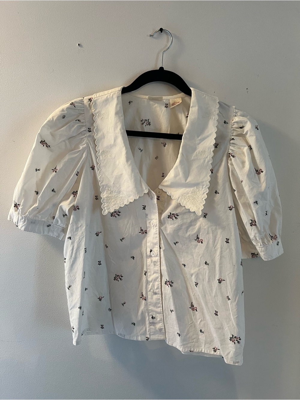Levi's Cream Floral Button-Up Blouse with Scalloped Collar